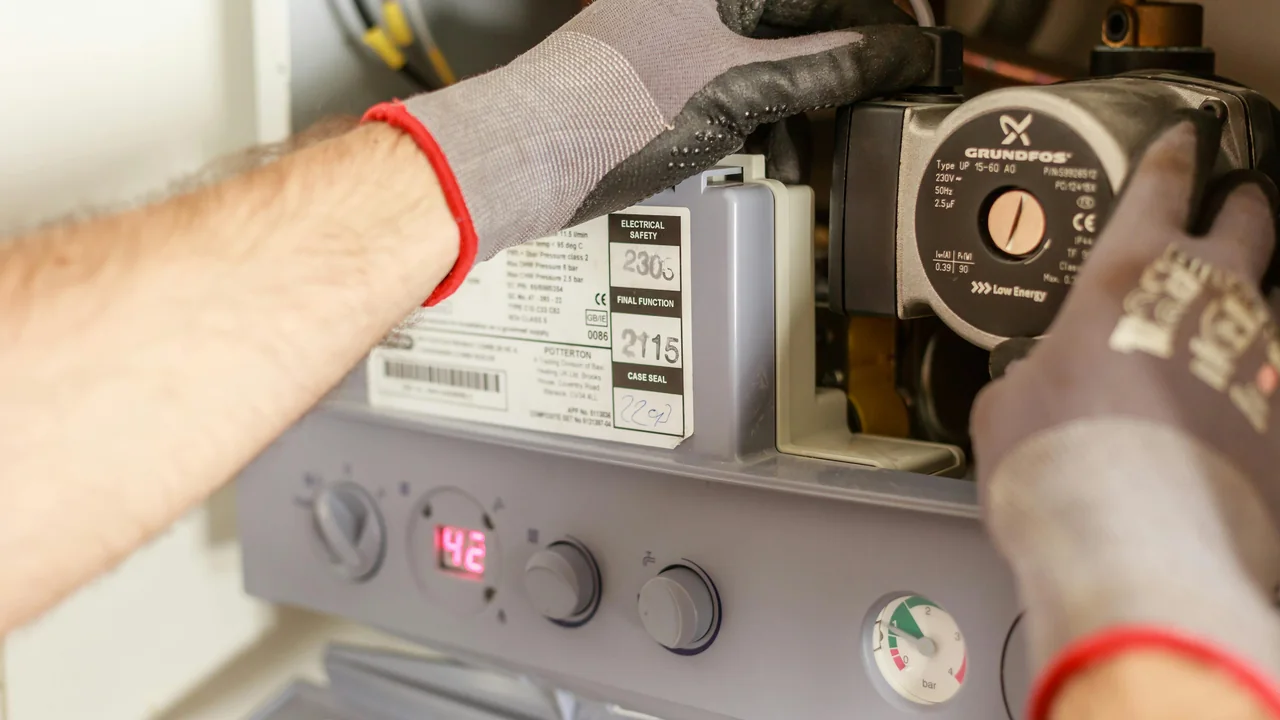 Kombi teknik servis kontrolü yapan teknisyen